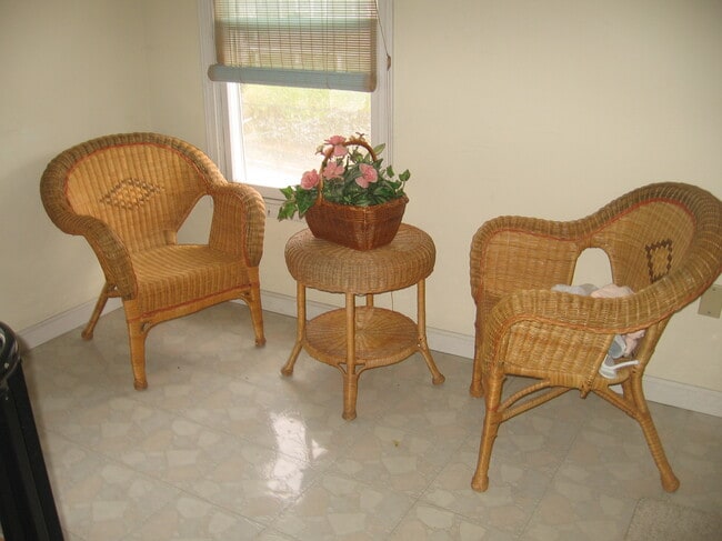 217 Kendrick Ave, Unit 3rd floor in Quincy, MA - Foto de edificio - Building Photo