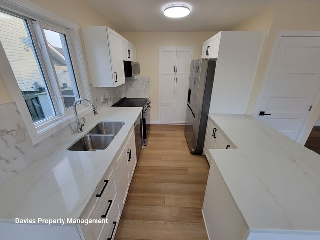 2018 Garnett Way NW in Edmonton, AB - Building Photo - Building Photo