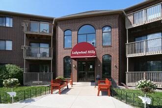 Lakewood Hills Apartments in White Bear Lake, MN - Foto de edificio - Building Photo