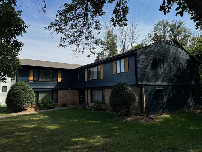 190 Wayzata Blvd E, Unit 9 in Wayzata, MN - Building Photo - Building Photo