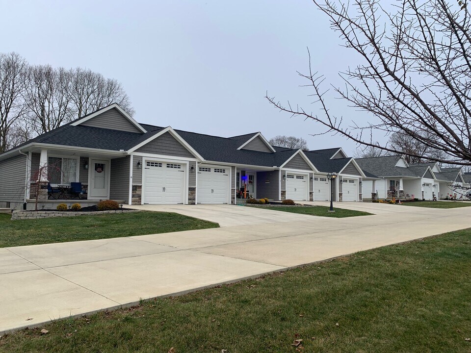 108 Eastown Dr in Wapakoneta, OH - Building Photo