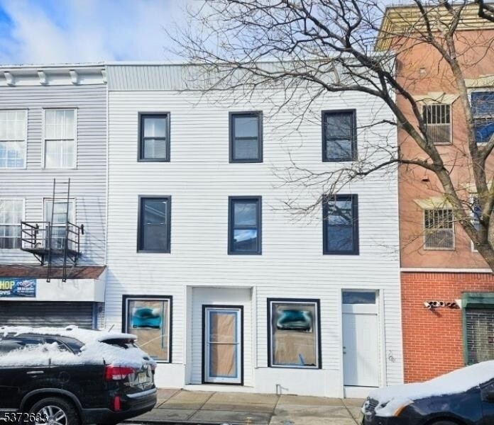 130 1st St in Elizabeth, NJ - Building Photo