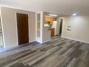 3300 S Clarkson St, Unit 102 in Englewood, CO - Foto de edificio - Building Photo