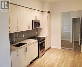 4055-4055 Parkside Village Dr in Mississauga, ON - Building Photo - Building Photo