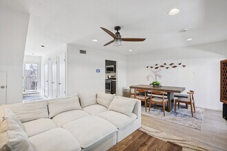 1106 W 6th St, Unit 213 in Austin, TX - Foto de edificio - Building Photo