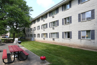 Lincoln Crest in West Allis, WI - Foto de edificio - Building Photo