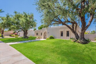 8338 E San Rafael Dr in Scottsdale, AZ - Foto de edificio - Building Photo
