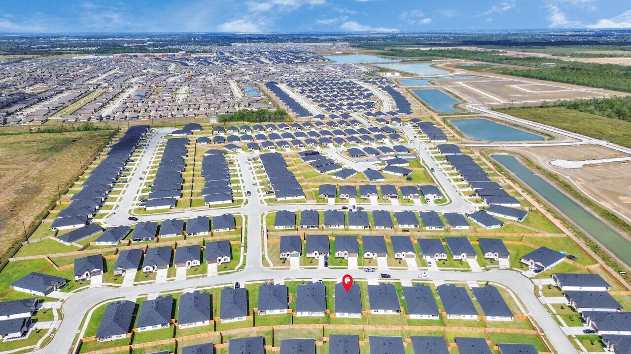 1110 Fringed Bluestar Dr in Rosharon, TX - Building Photo