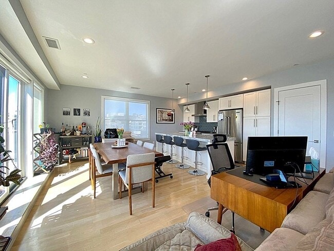 150 W Broadway, Unit PH4 in Boston, MA - Building Photo - Building Photo