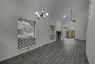 13975 Hollowgreen Dr in Houston, TX - Building Photo - Building Photo