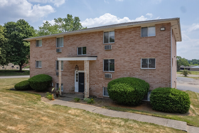 Lake Cable Village Apartments in Canton, OH - Building Photo - Building Photo