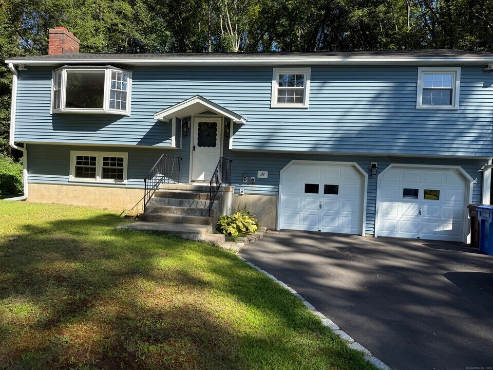 19 Greenwood Ln in Shelton, CT - Building Photo