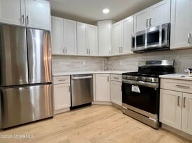 7-1 Seattle Ct in Freehold Township, NJ - Building Photo