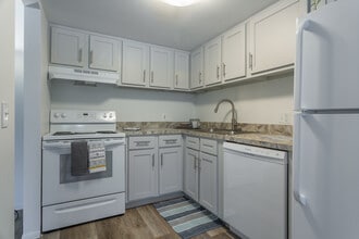 Parkside Towers in Strongsville, OH - Foto de edificio - Interior Photo