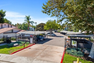 Las Ventanas Apartments in Vista, CA - Foto de edificio - Building Photo