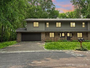 5345 Wedgewood Dr in Shorewood, MN - Building Photo - Building Photo