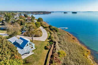 1 Shoreline Dr in Falmouth, ME - Building Photo - Building Photo