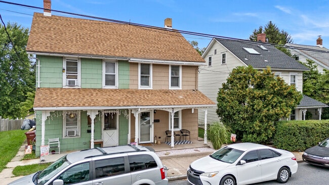 2221 N 1st Ave in Whitehall, PA - Foto de edificio - Building Photo