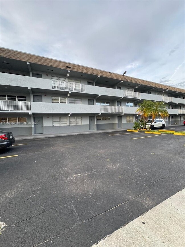 11195 SW 1st St in Miami, FL - Building Photo - Building Photo