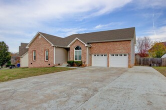 1144 Channelview Ct in Clarksville, TN - Foto de edificio - Building Photo