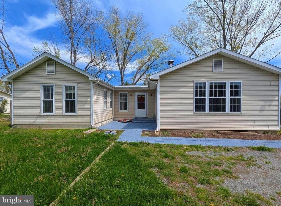 8608 Linton Hall Rd in Linton Hall, VA - Building Photo