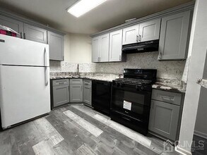 105 Prestwick Way in Edison, NJ - Building Photo - Building Photo