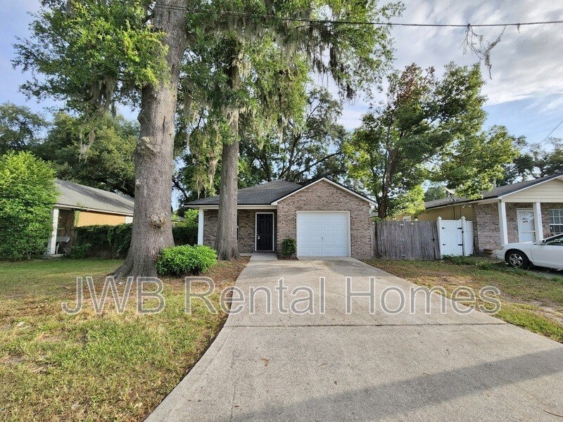 8211 Firetower Rd in Jacksonville, FL - Building Photo