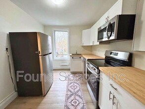49 Fairholt Rd S in Hamilton, ON - Building Photo - Building Photo