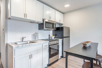 Sandburg Studios in Madison, WI - Foto de edificio - Interior Photo