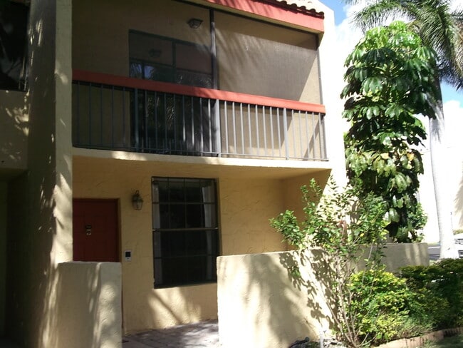 743 SE 1st Way in Deerfield Beach, FL - Foto de edificio - Building Photo
