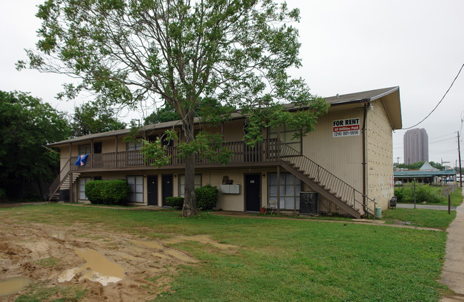 Golden Oaks Apartments in Dallas, TX - Building Photo - Building Photo