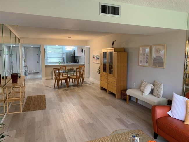 1709 Whitehall Dr in Davie, FL - Foto de edificio - Building Photo