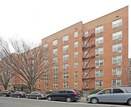 14427 35th Ave in Flushing, NY - Foto de edificio - Building Photo
