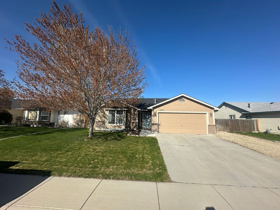 2808 E Iowa Ave in Nampa, ID - Foto de edificio