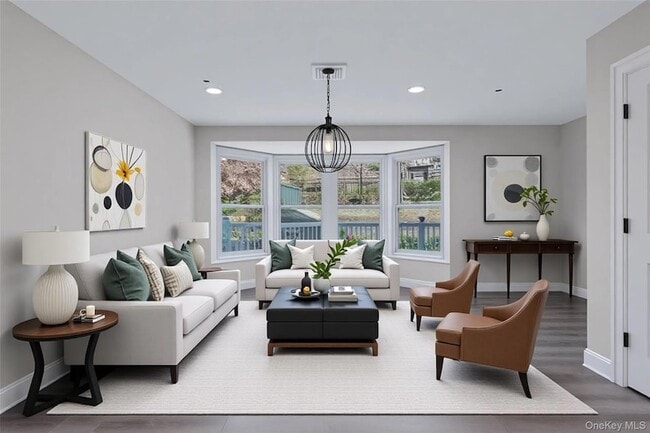 110 School St, Unit 1 in Glen Cove, NY - Foto de edificio - Building Photo