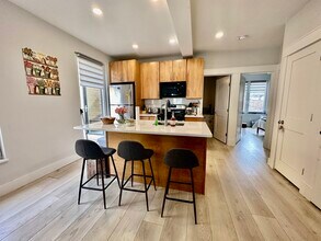 10 Ward St, Unit 1 in Boston, MA - Foto de edificio - Building Photo