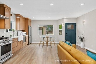 1018 W Maple Ave in Orange, CA - Building Photo - Building Photo