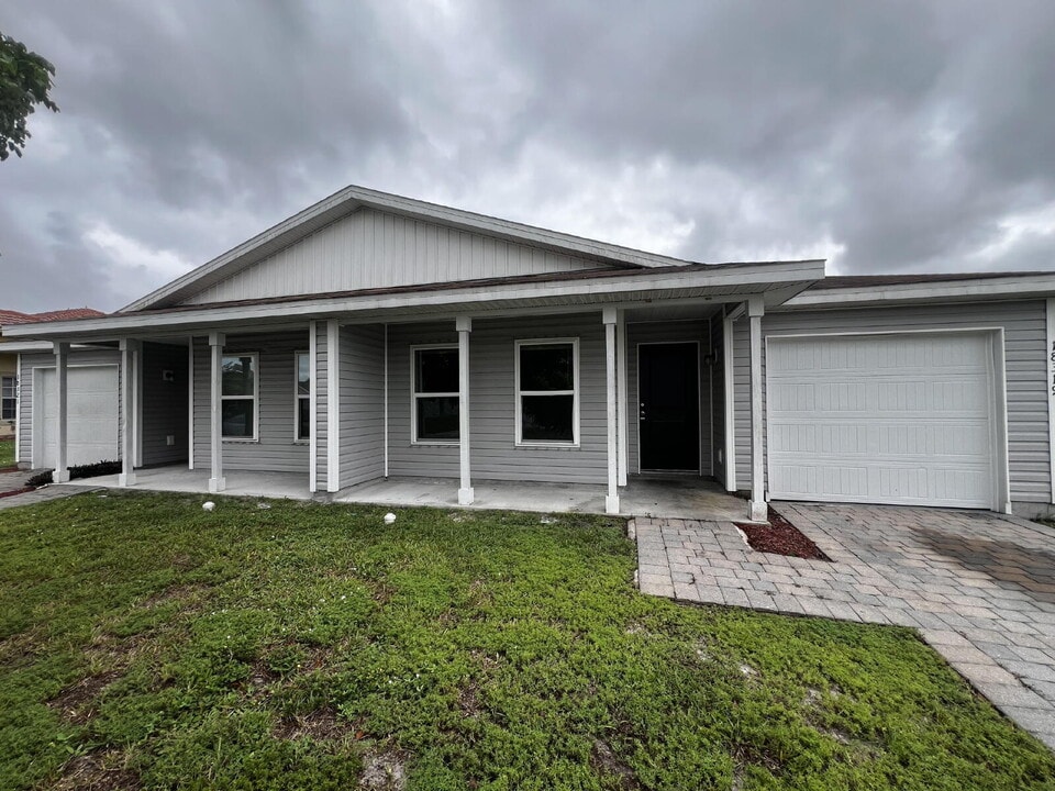 18319 Gibraltar Ln in Lehigh Acres, FL - Building Photo