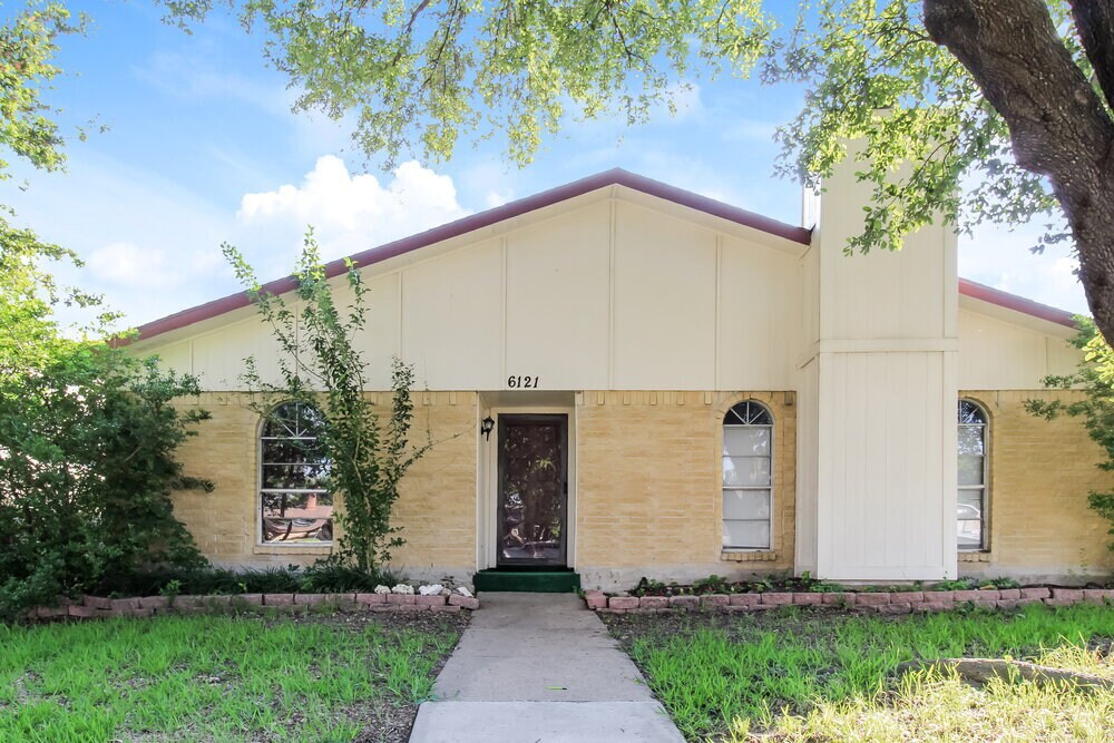 6121 Cedar Ln in Rowlett, TX - Building Photo