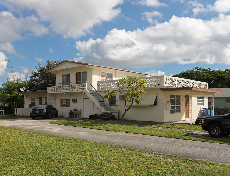 317-325 NW 40th St in Oakland Park, FL - Building Photo