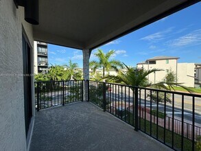 8364 NW 43rd St in Doral, FL - Foto de edificio - Building Photo