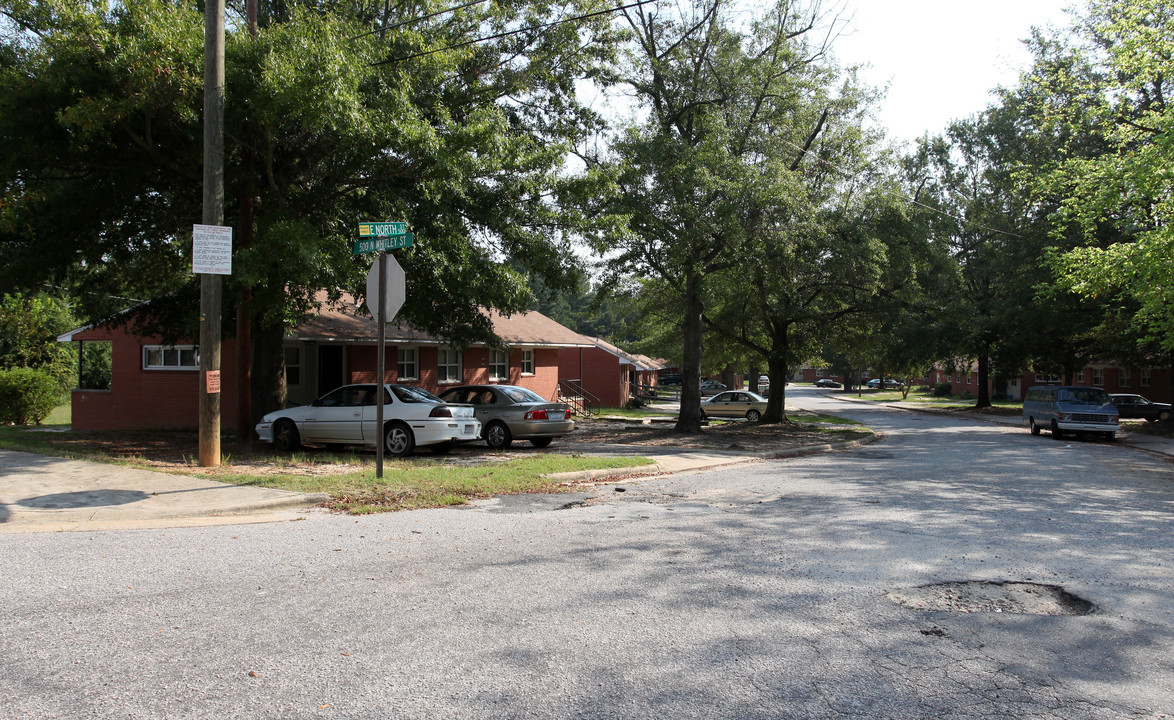 500-511 E North St in Zebulon, NC - Building Photo