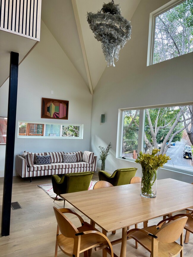 1000 Myra Ave in Los Angeles, CA - Foto de edificio - Building Photo