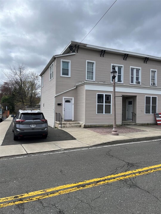 7 Old Lake Rd in Valley Cottage, NY - Building Photo