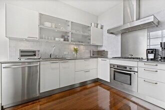360 Newbury St, Unit 403 in Boston, MA - Building Photo - Building Photo