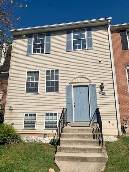 15905 Indian Hills Terrace in Rockville, MD - Foto de edificio