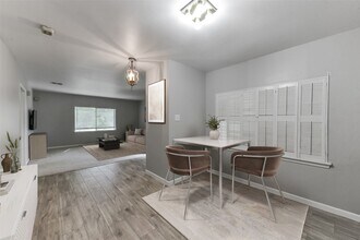 6305 Deerwood Rd in Houston, TX - Building Photo - Building Photo
