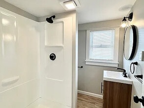 11 Wallace St in Enfield, CT - Building Photo - Building Photo