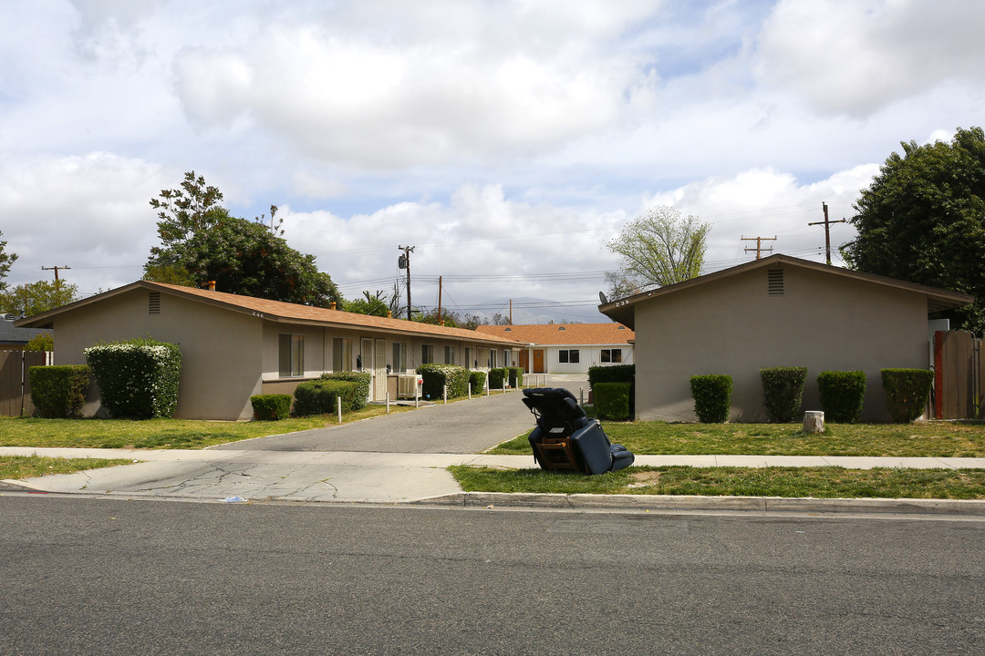 238-246 Mayflower St in Hemet, CA - Building Photo