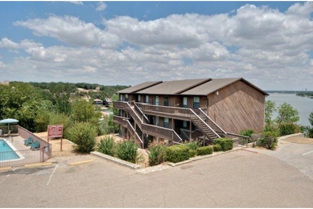 Lake Retreat Condominiums in Granbury, TX - Foto de edificio